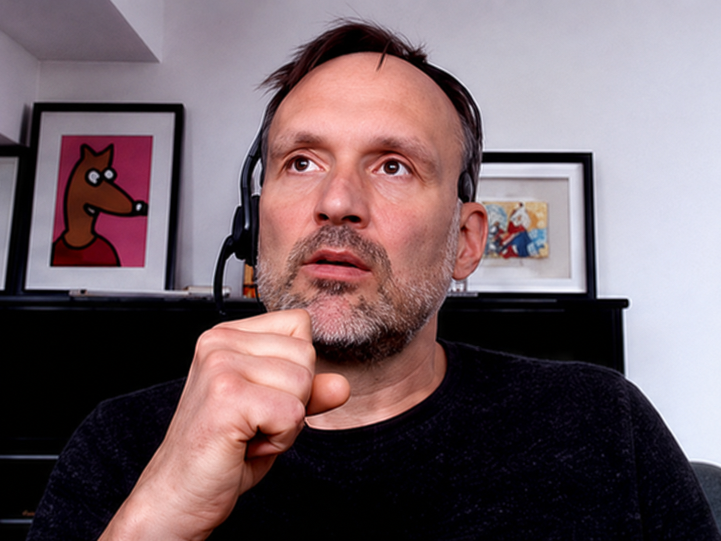 Lorenz Weiler beobachtet und analysiert eine Softwareoberfläche